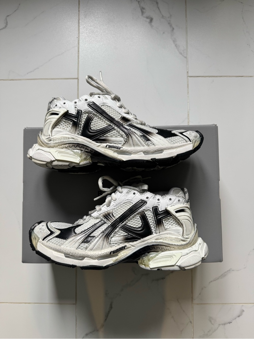 Balenciaga White and Black Runner Sneakers (100% authentic)